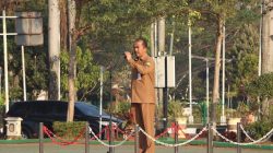 Bekasi - Kepala Dinas Pemberdayaan Masyarakat dan Desa (DPMD) Kabupaten Bekasi, Iman Santoso, saat memimpin apel pagi di Kompleks Pemkab Bekasi, Senin (27/7/2026). Foto: Ist/Gobekasi.id.