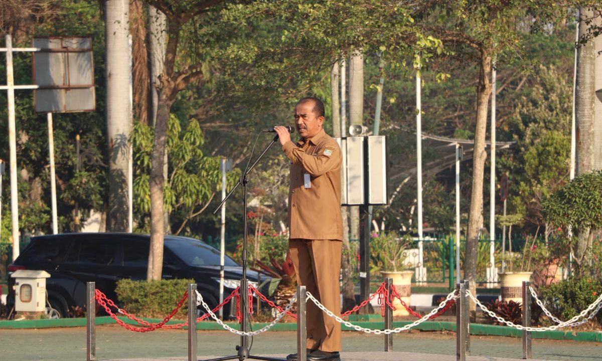 Bekasi - Kepala Dinas Pemberdayaan Masyarakat dan Desa (DPMD) Kabupaten Bekasi, Iman Santoso, saat memimpin apel pagi di Kompleks Pemkab Bekasi, Senin (27/7/2026). Foto: Ist/Gobekasi.id.