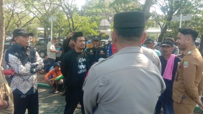 Bekasi - Aksi ratusan petani di Kompleks Perkantoran Pemkab Bekasi, Senin (27/7/2026). Foto: Ist/Gobekasi.id.