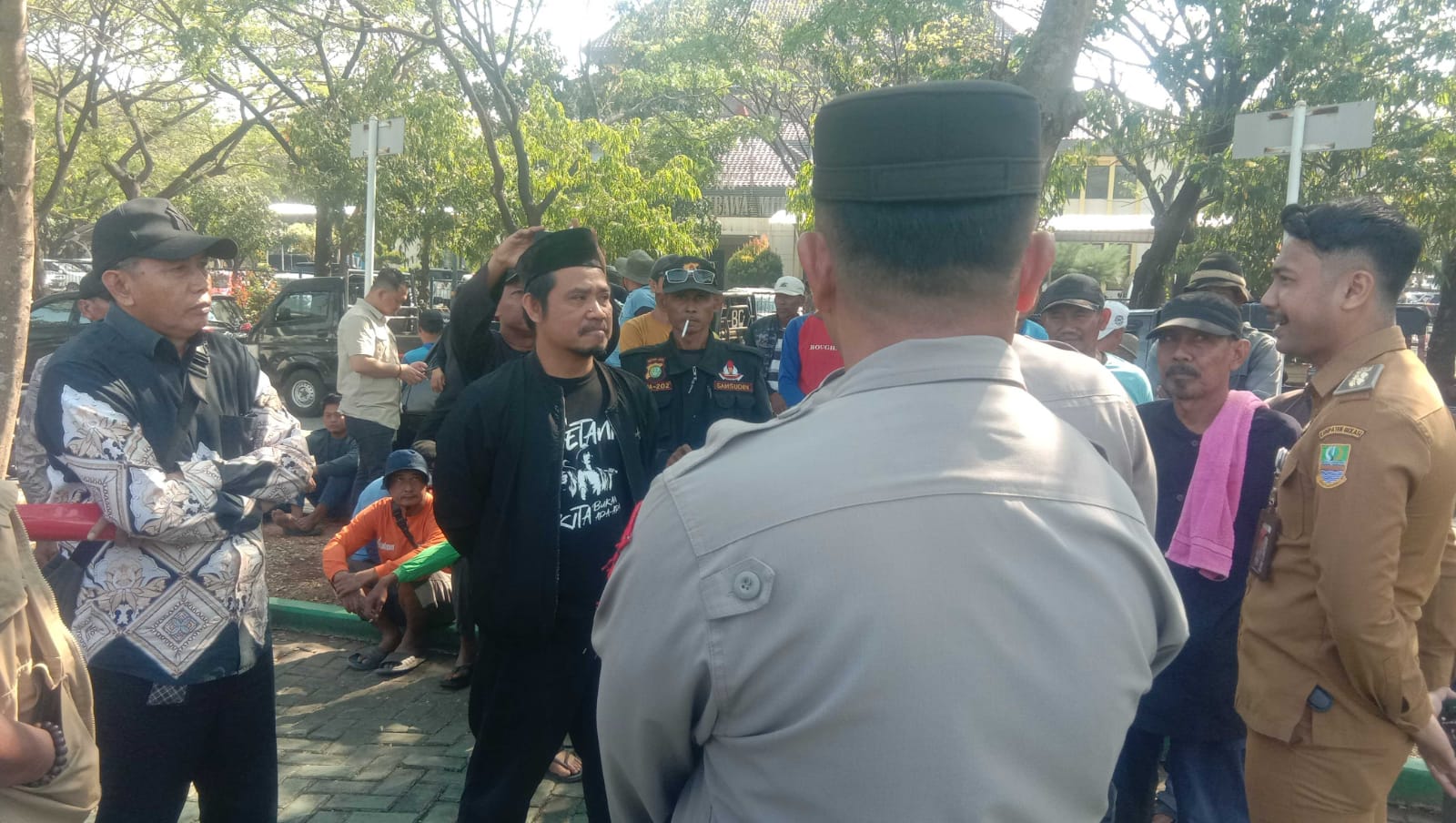 Bekasi - Aksi ratusan petani di Kompleks Perkantoran Pemkab Bekasi, Senin (27/7/2026). Foto: Ist/Gobekasi.id.