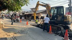 Bekasi - Progres perbaikan infrastruktur di Jalan Kincan, Kecamatan Jatibening, yang menjadi salah satu jalur perlintasan vital menuju kawasan Kalimalang. Foto: Ist/Gobekasi.id.