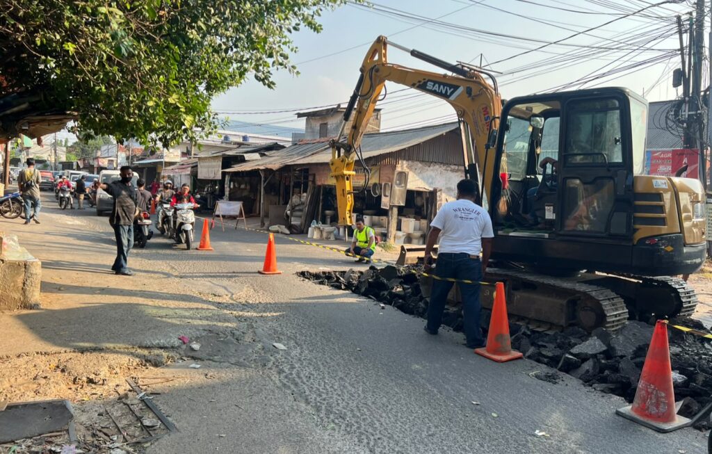 Bekasi - Progres perbaikan infrastruktur di Jalan Kincan, Kecamatan Jatibening, yang menjadi salah satu jalur perlintasan vital menuju kawasan Kalimalang. Foto: Ist/Gobekasi.id.