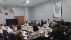 Bekasi - Rapat dengar pendapat Komisi III DPRD Kabupaten Bekasi bersama pihak terkait membahas keluhan warga Tegal Danas menyangkut polisi debu di ruang rapat Komisi III, Rabu (29/7/2026). Foto: Antara