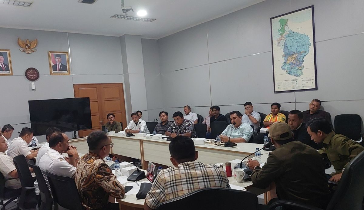 Bekasi - Rapat dengar pendapat Komisi III DPRD Kabupaten Bekasi bersama pihak terkait membahas keluhan warga Tegal Danas menyangkut polisi debu di ruang rapat Komisi III, Rabu (29/7/2026). Foto: Antara