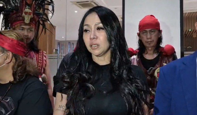 Bekasi - Perwakilan keluarga korban pengeroyokan oleh oknum DPRD Kabupaten Bekasi dkk, Nancy Angela Hendrick. Foto: Ist/Gobekasi.id.