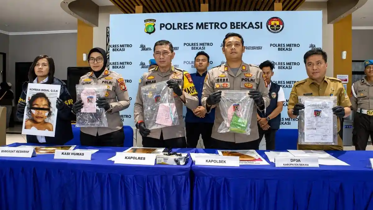 Bekasi - Plh. Kapolres Metro Bekasi, Kombes Ikhlas Putro Wasono mengekspose kasus dugaan penganiayaan ibu tiri di Tarumajaya terhadap anak berusia 4 tahun hingga tewas, Senin (13/7/2026). Foto: Ist