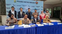 Bekasi - Plh Kapolres Metro Bekasi, Kombes Ikhlas Putro Wasono memimpin konferensi pers dugaan persetubuhan dan pelecehan seksual terhadap keponakannya sendiri, IAN, yang berlangsung selama tujuh tahun, Selasa (21/7/2026). Foto: Ist/Gobekasi.id.