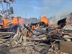 Kebakaran Melahap Lapak Usaha Kusen di Jatiasih Bekasi, 3 Unit Damkar Diterjunkan