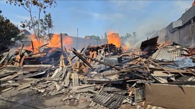 Bekasi - Lapak usaha pembuatan kusen dan pengolahan bahan bangunan kayu di Kampung Padurenan, Kelurahan Jatiluhur, Kecamatan Jatiasih, terbakar hebat pada Senin (27/7/2026) siang. Foto: Ist/Gobekasi.id.