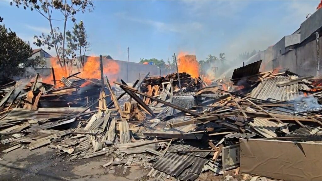 Bekasi - Lapak usaha pembuatan kusen dan pengolahan bahan bangunan kayu di Kampung Padurenan, Kelurahan Jatiluhur, Kecamatan Jatiasih, terbakar hebat pada Senin (27/7/2026) siang. Foto: Ist/Gobekasi.id.