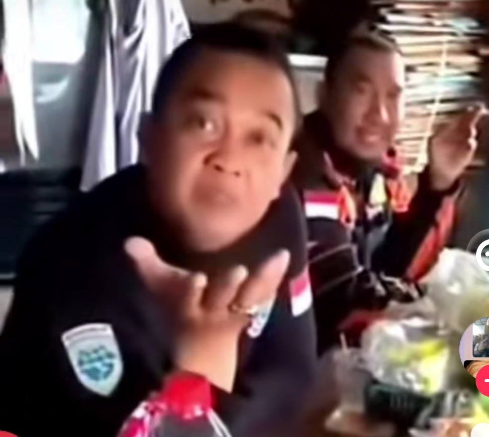 Bekasi - Oknum Dishub Kota Bekasi yang berada di simpang Kartini (Pos Poncol) didiga melakukan pungli jutaan rupiah kepada para sopir truk. Foto: Tangkapan layar video TikTok joniarnewspekankabirojkt