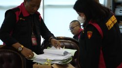Bekasi - Penyidik Kejari Kota Bekasi menggeledah Kantor Disdagperin dan menyta dokumen kasus dugaan korupsi MCK Bantargebang. Foto: Ist/Gobekasi.id.