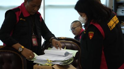 Bekasi - Penyidik Kejari Kota Bekasi menggeledah Kantor Disdagperin dan menyta dokumen kasus dugaan korupsi MCK Bantargebang. Foto: Ist/Gobekasi.id.
