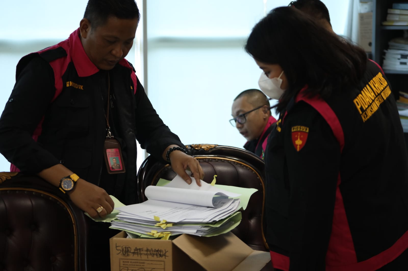 Bekasi - Penyidik Kejari Kota Bekasi menggeledah Kantor Disdagperin dan menyta dokumen kasus dugaan korupsi MCK Bantargebang. Foto: Ist/Gobekasi.id.