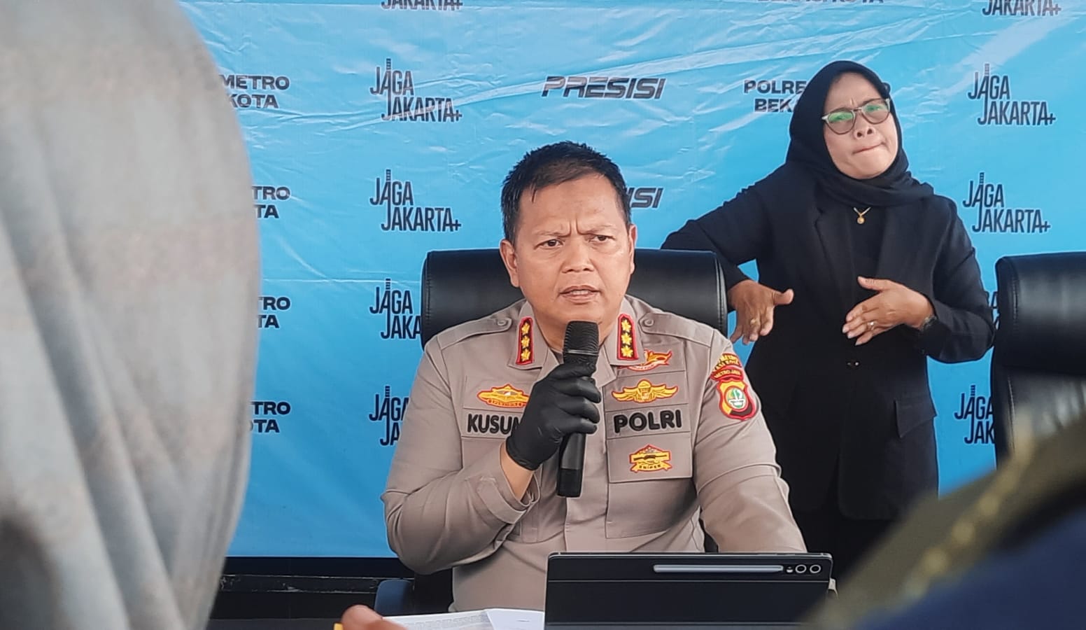 Bekasi - Kapolres Metro Bekasi Kota, Kombes Pol Kusumo Wahyu Bintoro dalam konferensi pers kasus begal diver ojol. Foto: Septian/Gobekasi.id.