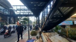Bekasi - Pembangunan JPO Stasiun Bekasi di Jalan Ir. H Juanda. Foto: Septian/Gobekasi.id.