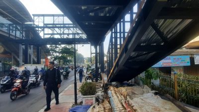 Bekasi - Pembangunan JPO Stasiun Bekasi di Jalan Ir. H Juanda. Foto: Septian/Gobekasi.id.