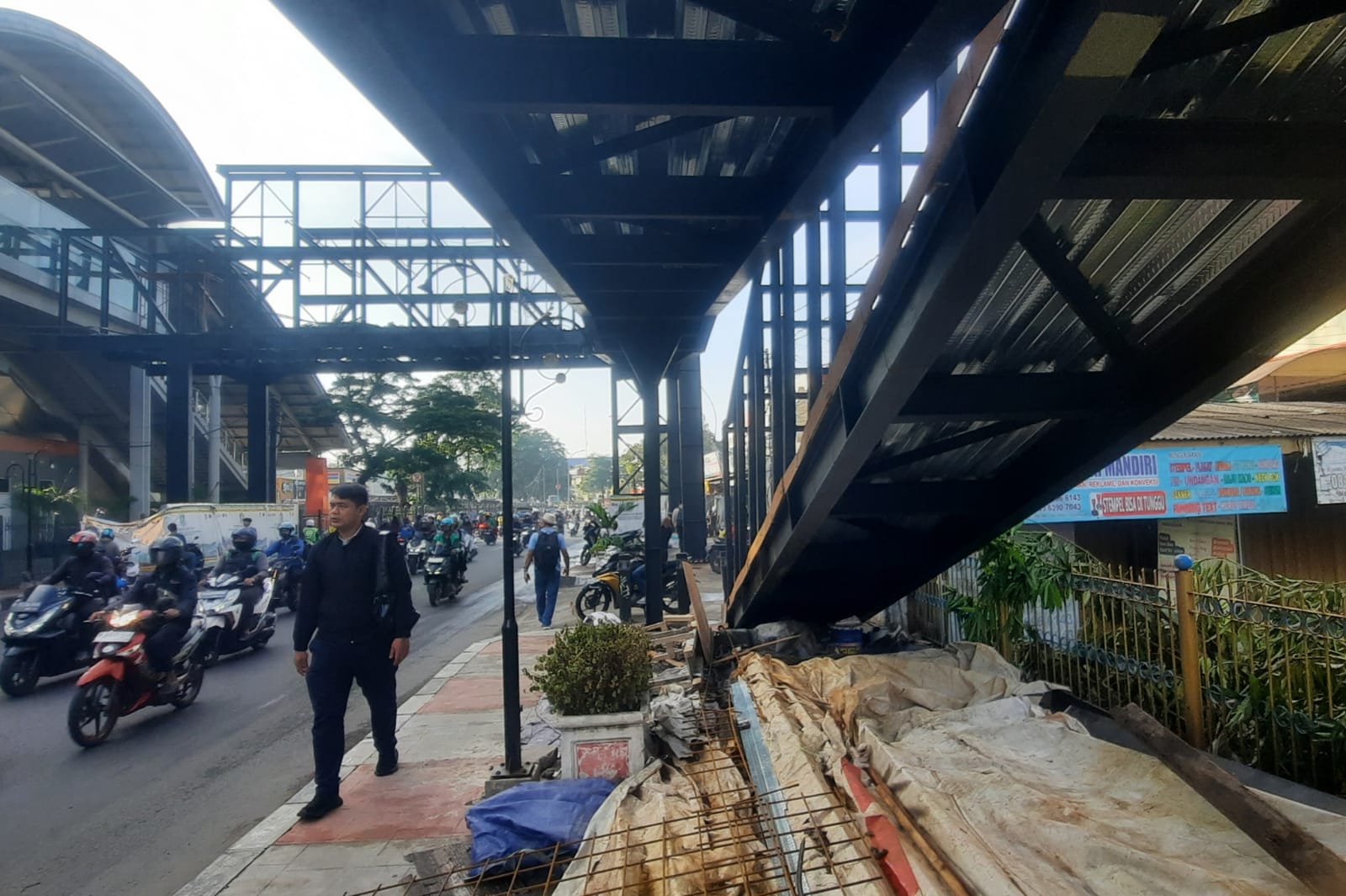 Bekasi - Pembangunan JPO Stasiun Bekasi di Jalan Ir. H Juanda. Foto: Septian/Gobekasi.id.