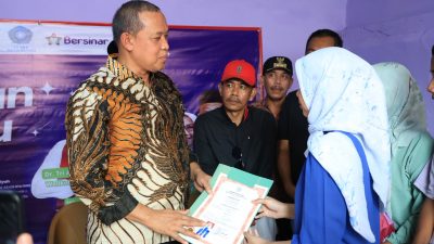 Bekasi - Wali Kota Bekasi, Tri Adhianto, saat meresmikan sekaligus menyerahkan kunci hasil bedah rumah program Bantuan Rumah Tidak Layak Huni (Rutilahu) di Pondok Gede. Foto: Ist/Gobekasi.id.