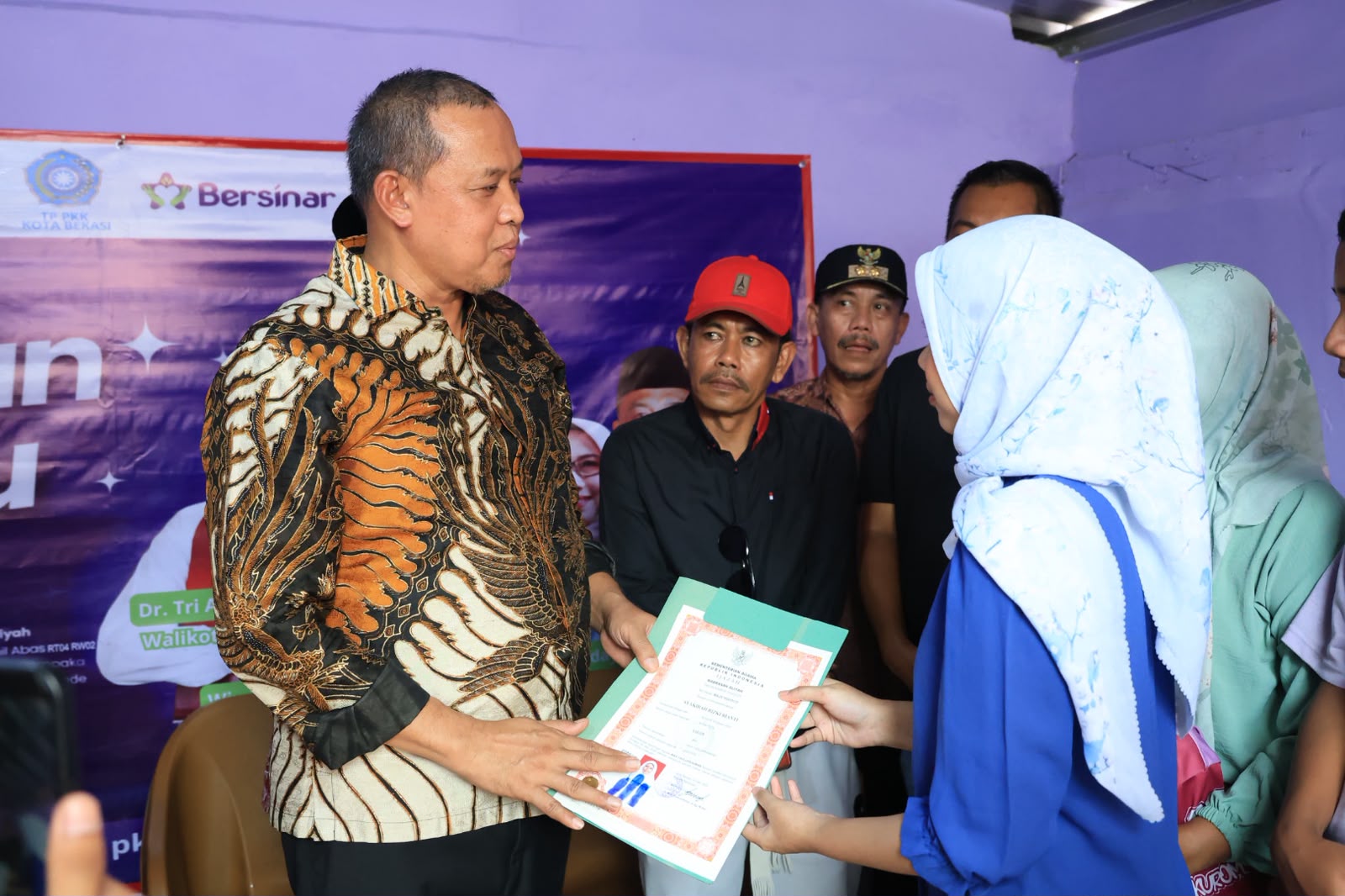 Bekasi - Wali Kota Bekasi, Tri Adhianto, saat meresmikan sekaligus menyerahkan kunci hasil bedah rumah program Bantuan Rumah Tidak Layak Huni (Rutilahu) di Pondok Gede. Foto: Ist/Gobekasi.id.