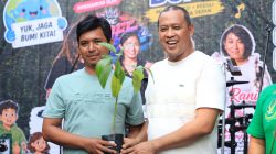 Bekasi - Wali Kota Bekasi, Tri Adhianto bersama perwakilan Komunitas GUNTING berkomitmen menanam target 3 juta pohon. Foto: Ist/Gobekasi.id.