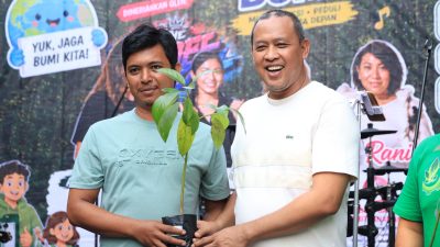 Bekasi - Wali Kota Bekasi, Tri Adhianto bersama perwakilan Komunitas GUNTING berkomitmen menanam target 3 juta pohon. Foto: Ist/Gobekasi.id.