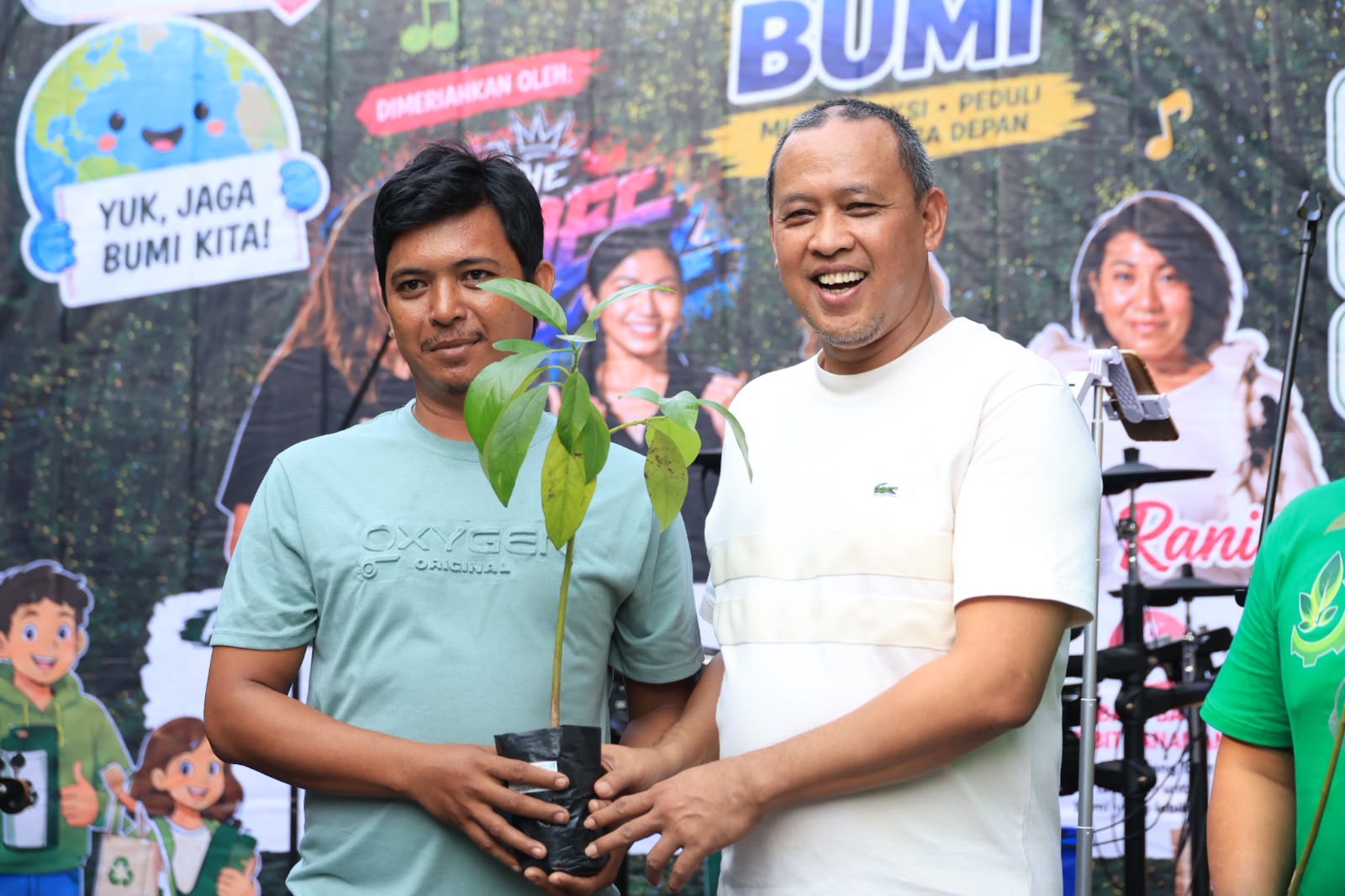 Bekasi - Wali Kota Bekasi, Tri Adhianto bersama perwakilan Komunitas GUNTING berkomitmen menanam target 3 juta pohon. Foto: Ist/Gobekasi.id.