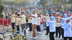 Bekasi - Wali Kota Bekasi, Tri Adhianto bersama relawan kemanusiaan memadati area Plaza Patriot Candrabhaga untuk mengikuti sirkuit jalan sehat dan senam bersama Lembaga Lanjut Usia Indonesia (LLI) dalam rangka menyemarakkan Hari Ulang Tahun (HUT) Pekerja Sosial Masyarakat (PSM) Kota Bekasi ke-51 yang jatuh pada 1 Juli 2026, Minggu (5/7/2026). Foto: Ist/Gobekasi.id.
