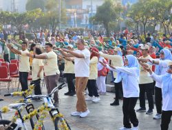 HUT PSM ke-51, Wali Kota Bekasi Tri Adhianto Senam dan Jalan Sehat Bareng Ratusan Lansia