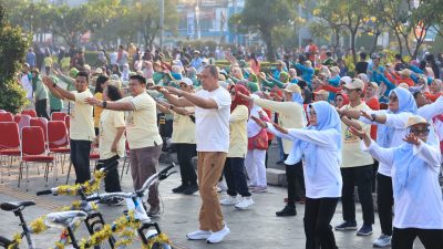 Bekasi - Wali Kota Bekasi, Tri Adhianto bersama relawan kemanusiaan memadati area Plaza Patriot Candrabhaga untuk mengikuti sirkuit jalan sehat dan senam bersama Lembaga Lanjut Usia Indonesia (LLI) dalam rangka menyemarakkan Hari Ulang Tahun (HUT) Pekerja Sosial Masyarakat (PSM) Kota Bekasi ke-51 yang jatuh pada 1 Juli 2026, Minggu (5/7/2026). Foto: Ist/Gobekasi.id.