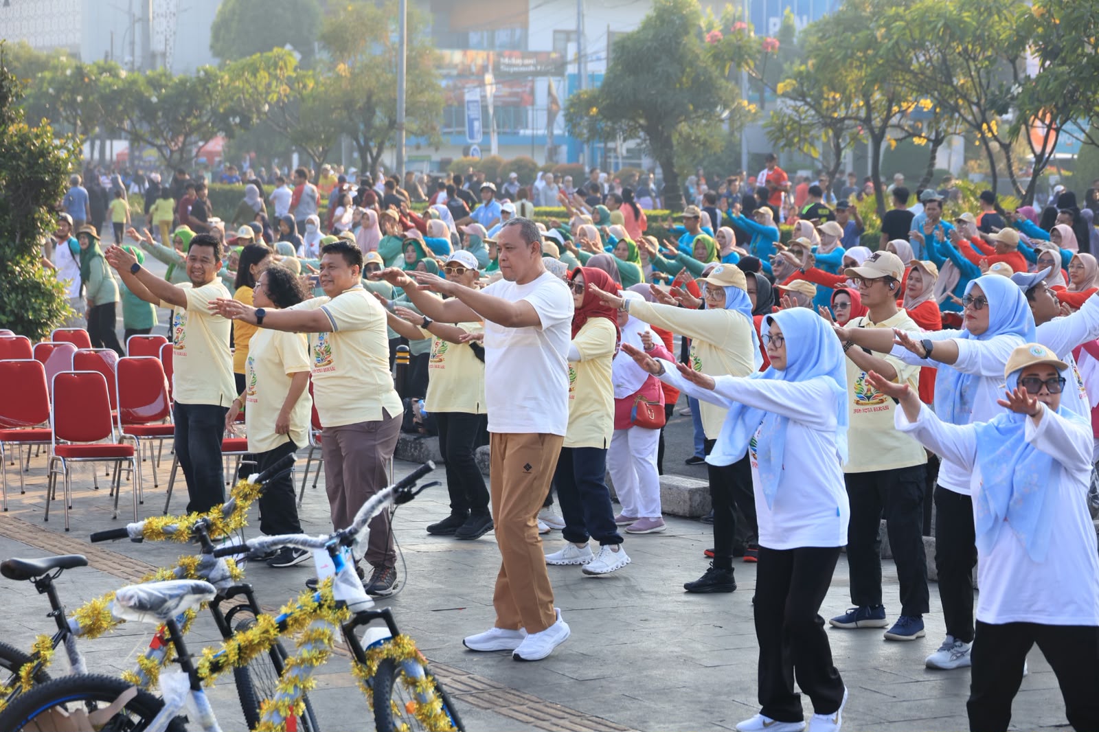 Bekasi - Wali Kota Bekasi, Tri Adhianto bersama relawan kemanusiaan memadati area Plaza Patriot Candrabhaga untuk mengikuti sirkuit jalan sehat dan senam bersama Lembaga Lanjut Usia Indonesia (LLI) dalam rangka menyemarakkan Hari Ulang Tahun (HUT) Pekerja Sosial Masyarakat (PSM) Kota Bekasi ke-51 yang jatuh pada 1 Juli 2026, Minggu (5/7/2026). Foto: Ist/Gobekasi.id.