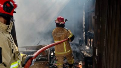 Bekasi - Disdamkarmat Kota Bekasi saat memadamkan kobaran api yang membakar tiga ruko di Jalan Kaliabang Tengah, Bekasi Utara, Senin (6/7/2026). Foto: Ist/Gobekasi.id.