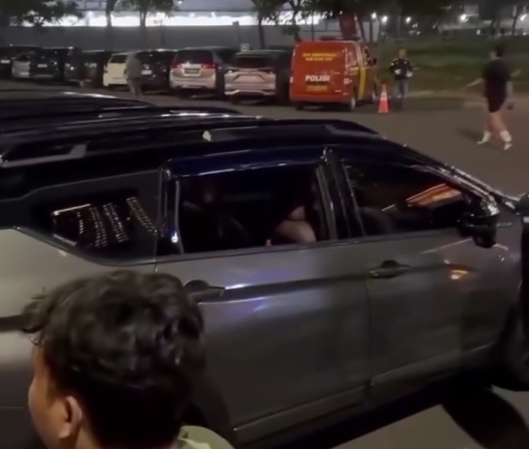 Bekasi - Sebuah mobil milik pengunjung di kawasan Bekasi Commercial Business District (BCBD) Summarecon Bekasi menjadi korban pencurian dengan modus pecah kaca pada Sabtu (4/7/2026) malam. Foto: Ist/Gobekasi.id.