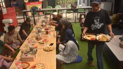 Bekasi - Kedai Inspirasi di Jalan Tawang Mangu, Kelurahan Pengasinan, Kecamatan Rawalumbu, Kota Bekasi, yang memperdayakan penyandang disabilitas. Foto: Septian/Gobekasi.id.