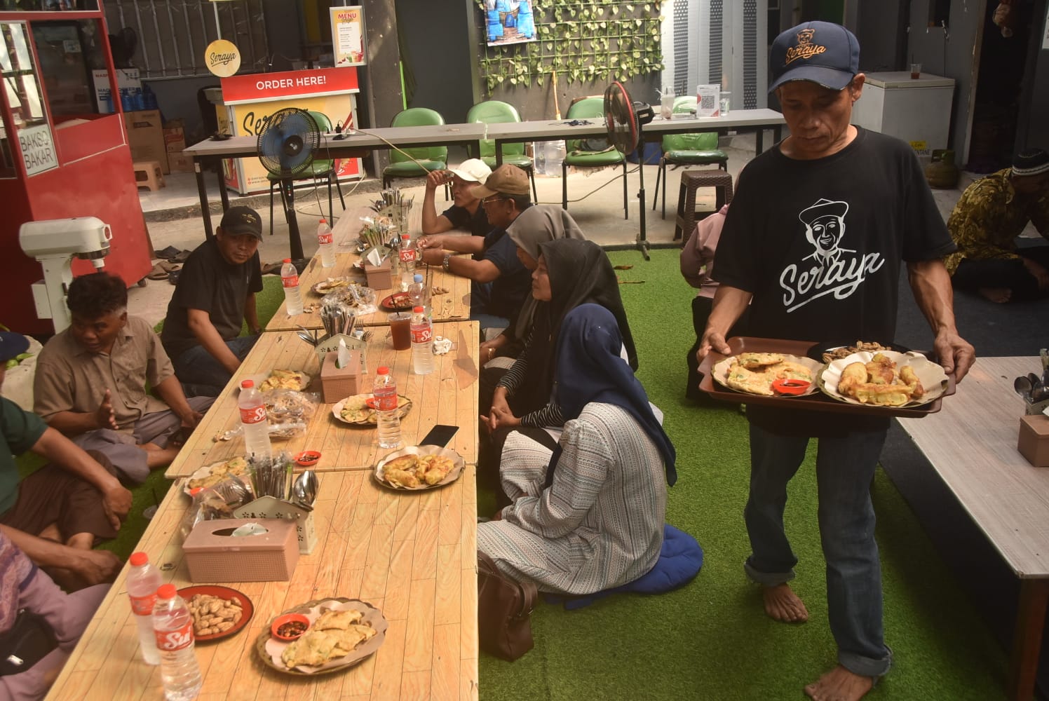 Bekasi - Kedai Inspirasi di Jalan Tawang Mangu, Kelurahan Pengasinan, Kecamatan Rawalumbu, Kota Bekasi, yang memperdayakan penyandang disabilitas. Foto: Septian/Gobekasi.id.