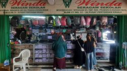 Bekasi - Toko Winda, yang beken dikenal dengan penjual seragam anak sekolah di Pasar Kranji Baru. Foto: Septian/Gobekasi.id.
