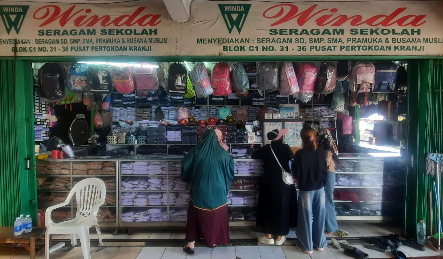 Bekasi - Toko Winda, yang beken dikenal dengan penjual seragam anak sekolah di Pasar Kranji Baru. Foto: Septian/Gobekasi.id.