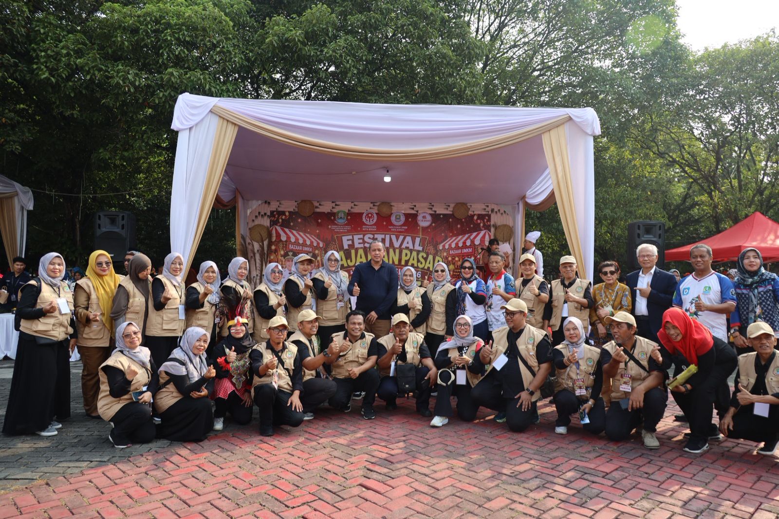 Bekasi - Wali Kota Bekasi, Tri Adhianto menghadiri sebuah festival kuliner rakyat yang diproyeksikan menjadi etalase promosi produk lokal sekaligus benteng pelestarian kuliner tradisional nusantara. Foto: Ist/Gobekasi.id.