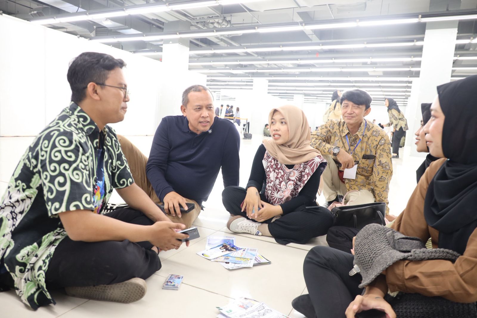 Bekasi - Wali Kota Bekasi, Tri Adhianto saat berinteraksi langsung pelamar di acara Job Fair Kota Bekasi 2026. Foto: Ist/Gobekasi.id.