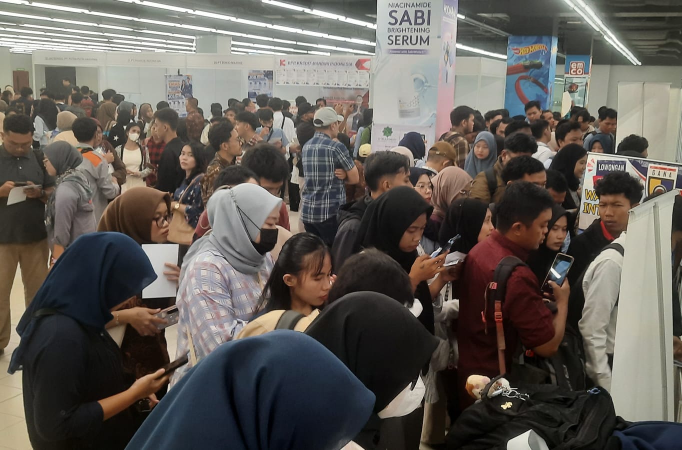 Bekasi - Peserta Job Fair 2026 di Mega City Bekasi, Selasa (7/7/2027). Foto: Septian/Gobekasi.id.