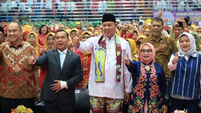 Bekasi - Wali Kota Bekasi, Tri Adhianto bersama Menteri Kependudukan dan Pembangunan Keluarga RI, Wihaji dalam lewat perhelatan akbar Kriyaan Lansia Ke-2 Kota Bekasi Tahun 2026 di GOR Bang Yan, Rabu (8/7/2027). Foto: Ist/Gobekasi.id.