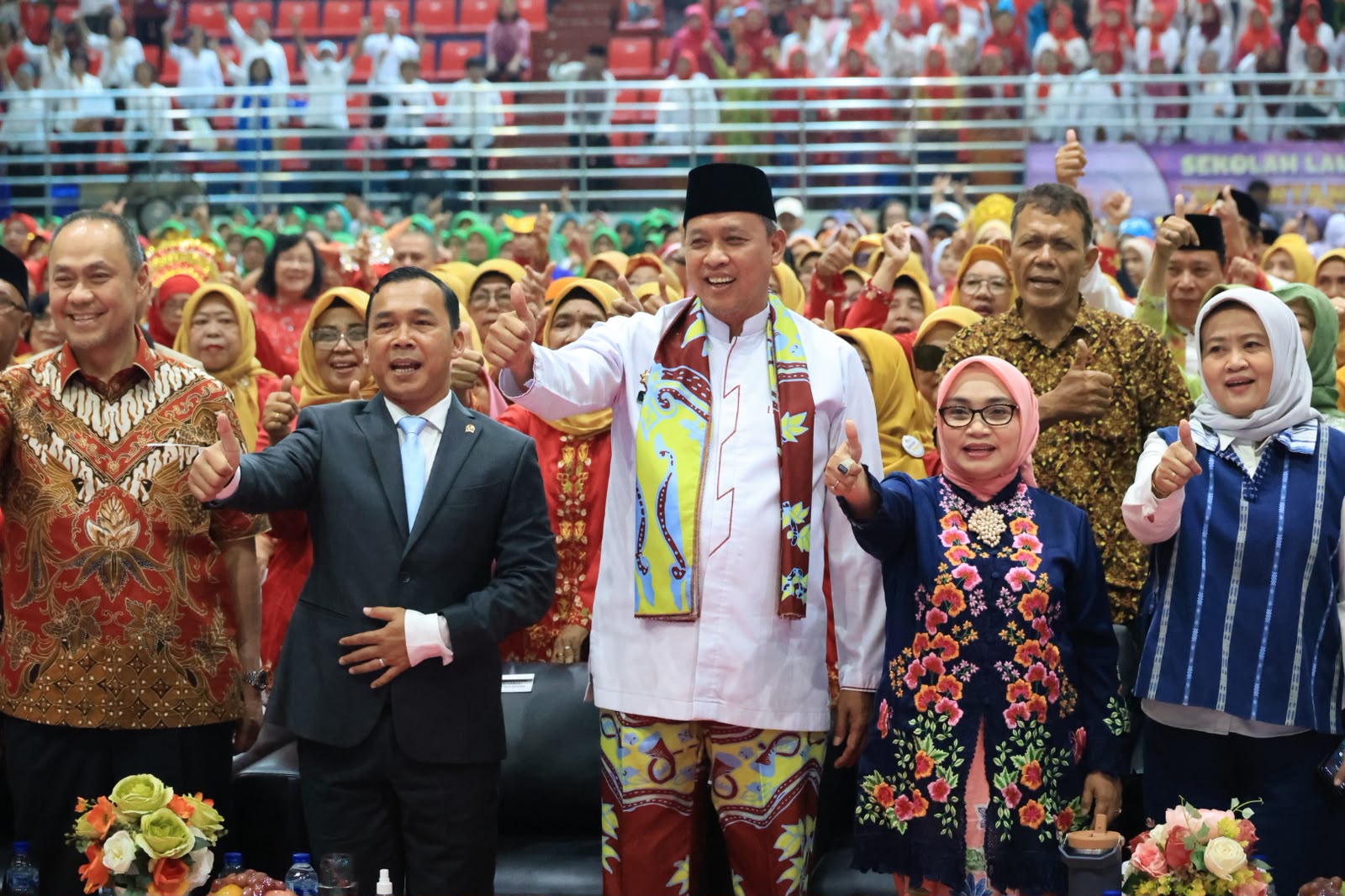 Bekasi - Wali Kota Bekasi, Tri Adhianto bersama Menteri Kependudukan dan Pembangunan Keluarga RI, Wihaji dalam lewat perhelatan akbar Kriyaan Lansia Ke-2 Kota Bekasi Tahun 2026 di GOR Bang Yan, Rabu (8/7/2027). Foto: Ist/Gobekasi.id.