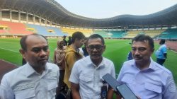 Bekasi - Kepala Dinas Pemuda dan Olahraga (Dispora) Jawa Barat, Hery Antasari (tengah) bersama Ketua PB Porprob Abdul Harris Bobihoe dan Kadispora Kota Bekasi, Arwani usai mendampingi Komisi V DPRD Jawa Barat meninjau sejumlah venue Porprov di Kota Bekasi, Rabu (8/7/2026). Foto: Septian/Gobekasi.id.