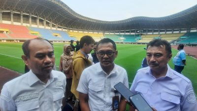 Bekasi - Kepala Dinas Pemuda dan Olahraga (Dispora) Jawa Barat, Hery Antasari (tengah) bersama Ketua PB Porprob Abdul Harris Bobihoe dan Kadispora Kota Bekasi, Arwani usai mendampingi Komisi V DPRD Jawa Barat meninjau sejumlah venue Porprov di Kota Bekasi, Rabu (8/7/2026). Foto: Septian/Gobekasi.id.