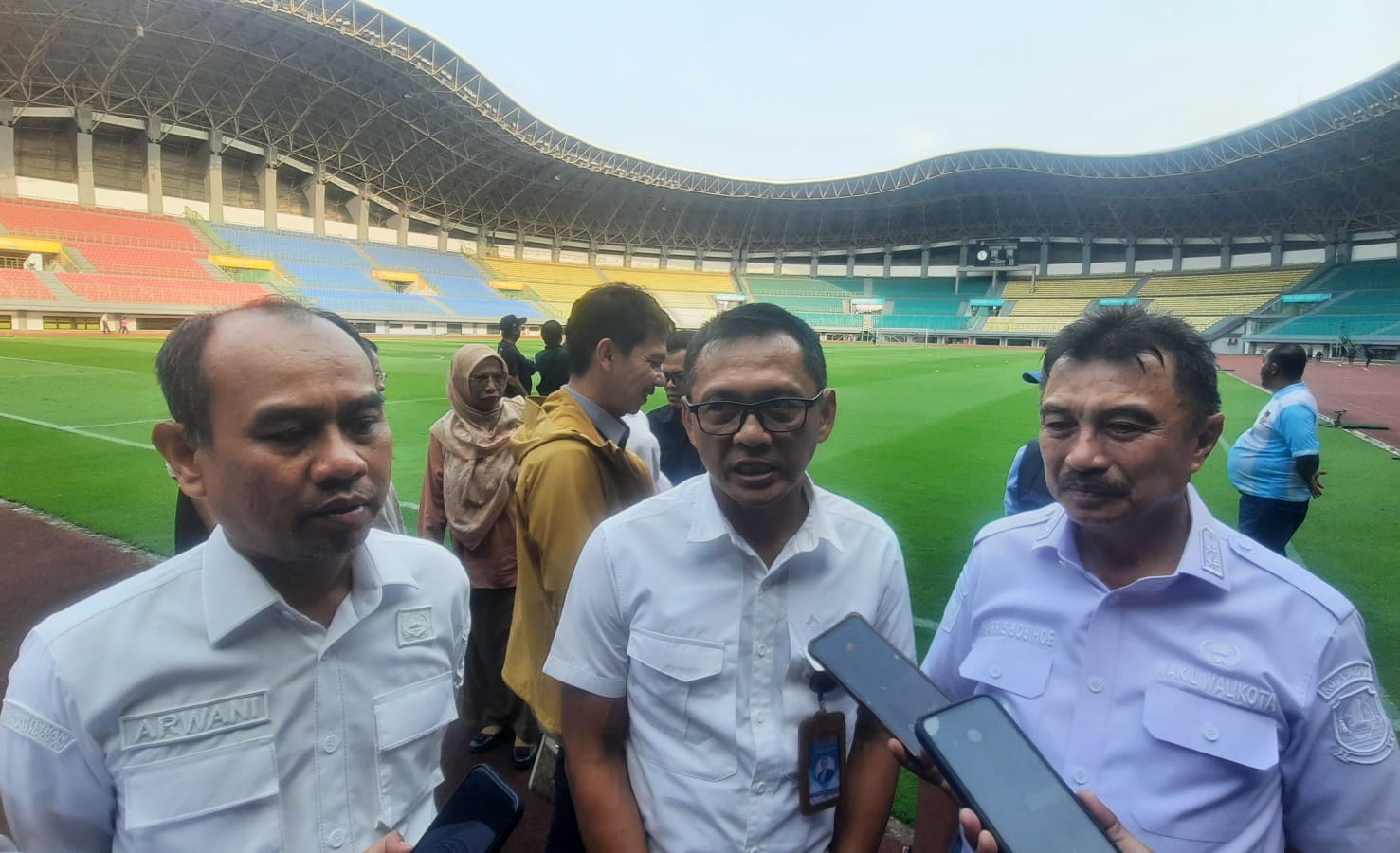 Bekasi - Kepala Dinas Pemuda dan Olahraga (Dispora) Jawa Barat, Hery Antasari (tengah) bersama Ketua PB Porprob Abdul Harris Bobihoe dan Kadispora Kota Bekasi, Arwani usai mendampingi Komisi V DPRD Jawa Barat meninjau sejumlah venue Porprov di Kota Bekasi, Rabu (8/7/2026). Foto: Septian/Gobekasi.id.