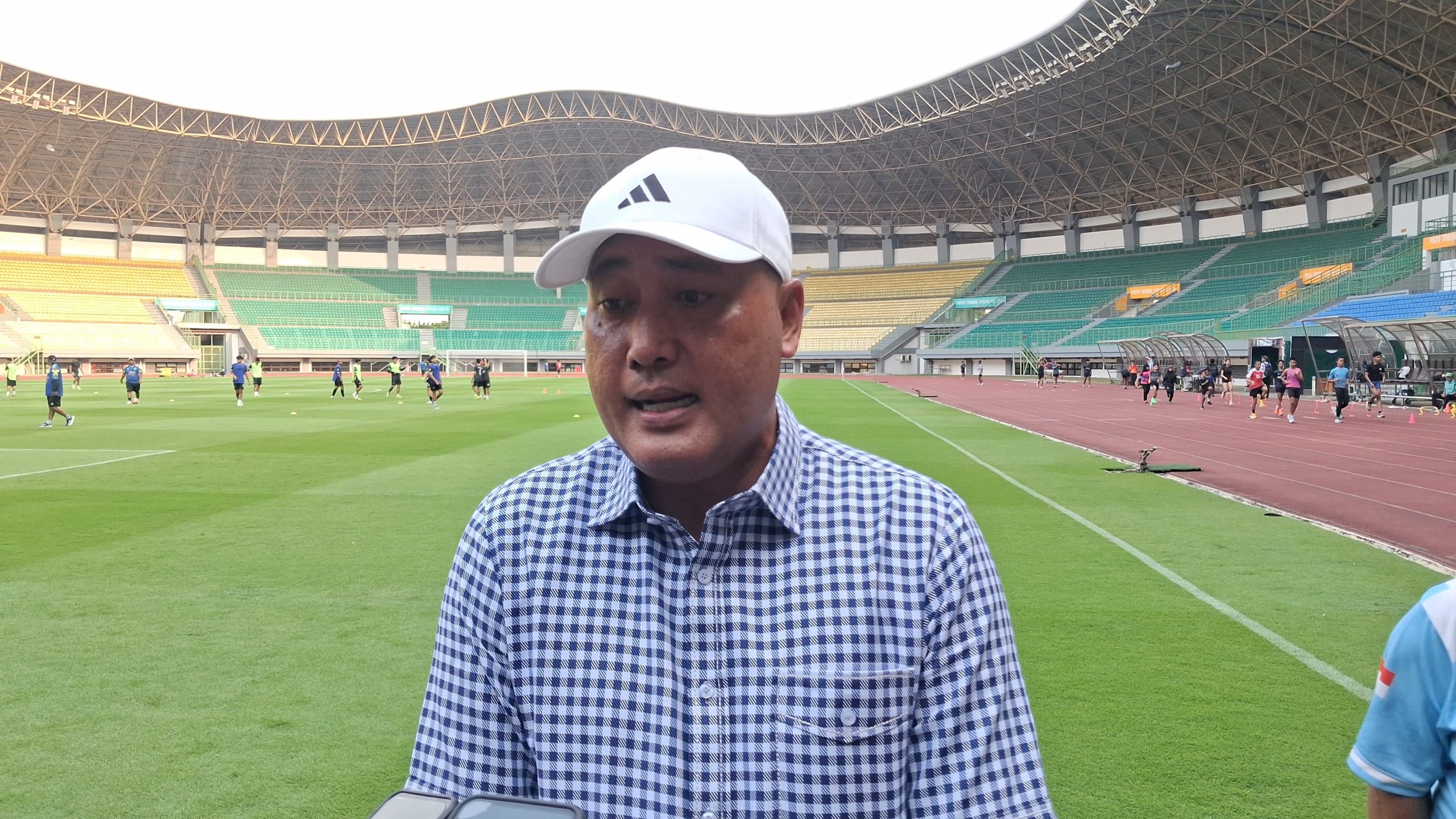Bekasi - Anggota Komisi V DPRD Jawa Barat, Hasbullah Rahmat, usai meninjau kesiapan venue Porprov bersama Dinas Pemuda dan Olahraga (Dispora) Jawa Barat di Stadion Patriot Candrabhaga, Rabu (8/7/2026). Foto: Septian/Gobekasi.id.