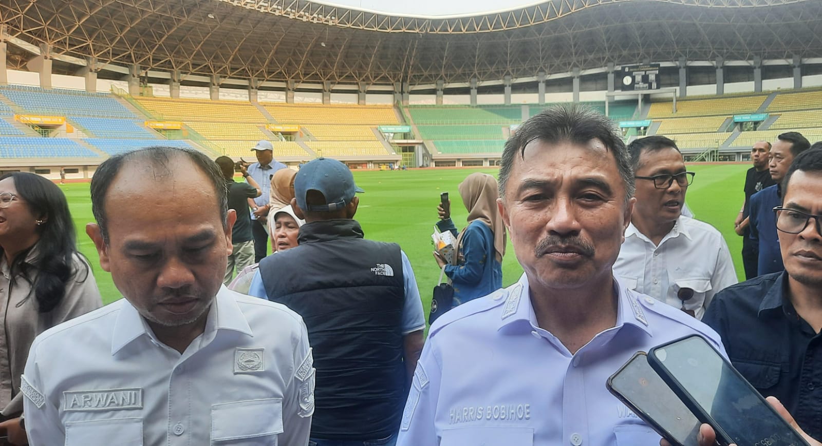 Bekasi - Ketua PB Porprov, Abdul Harris Bobihoe bersama Kadispora Kota Bekasi, Arwani usai mendampingi kunjungan Komisi V DPRD Jawa Barat bersama Kepala Dinas Pemuda dan Olahraga (Dispora) Jawa Barat yang meninjau kesiapan venue Porprov di Kota Bekasi, Rabu (8/7/2026). Foto: Septian/Gobekasi.id.