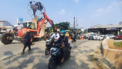 Bekasi - Dinas Bina Marga dan Sumber Daya Air (DBMSDA) mengeksekusi pembongkaran akses pintu selatan Grand Galaxy City, Bekasi Selatan, Kota Bekasi, Kamis (9/7/2026). Foto: Septian/Gobekasi.id.