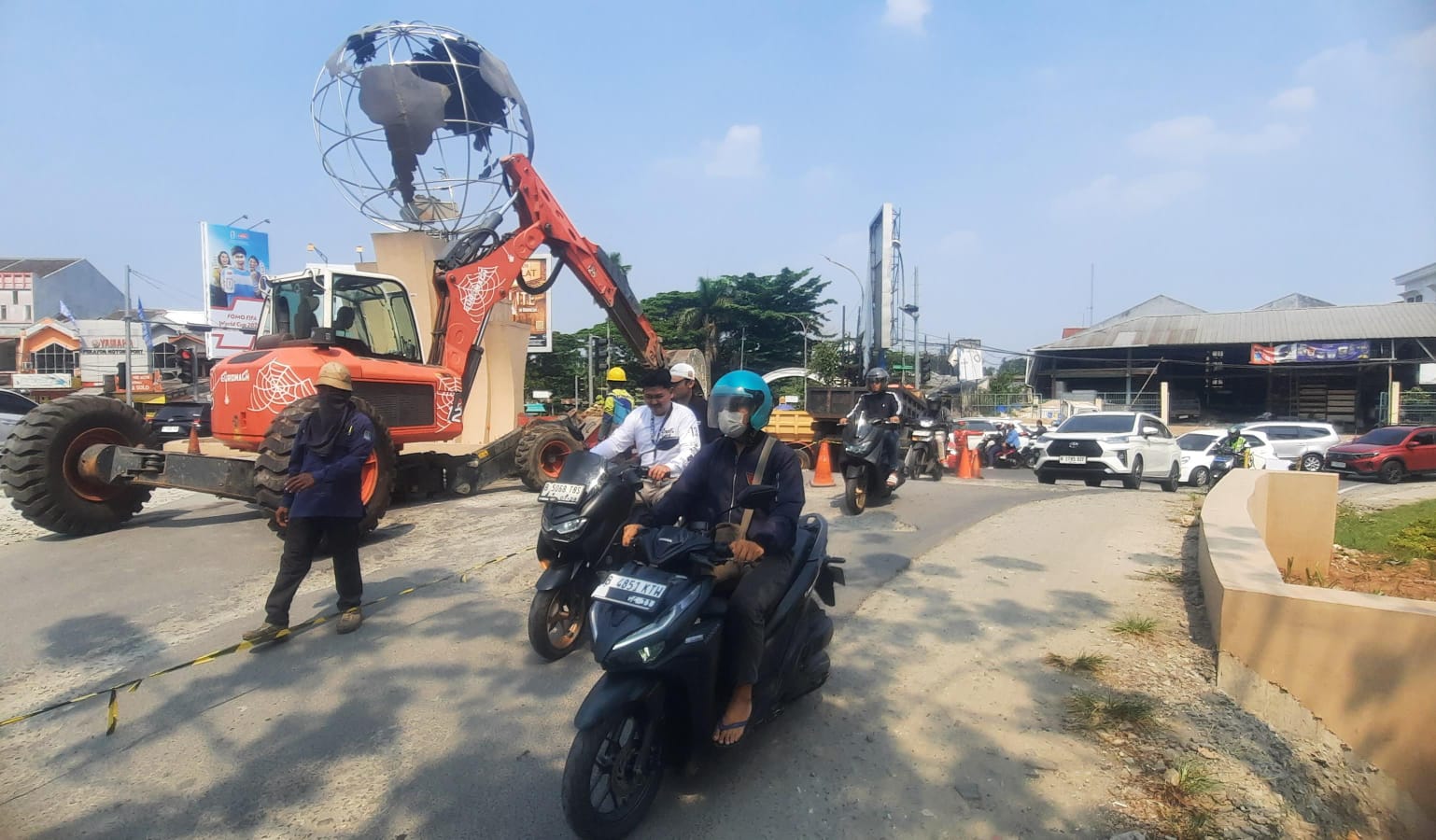 Bekasi - Dinas Bina Marga dan Sumber Daya Air (DBMSDA) mengeksekusi pembongkaran akses pintu selatan Grand Galaxy City, Bekasi Selatan, Kota Bekasi, Kamis (9/7/2026). Foto: Septian/Gobekasi.id.
