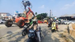 Bekasi - Dinas Bina Marga dan Sumber Daya Air (DBMSDA) mengeksekusi pembongkaran akses pintu selatan Grand Galaxy City, Bekasi Selatan, Kota Bekasi, Kamis (9/7/2026). Foto: Septian/Gobekasi.id.